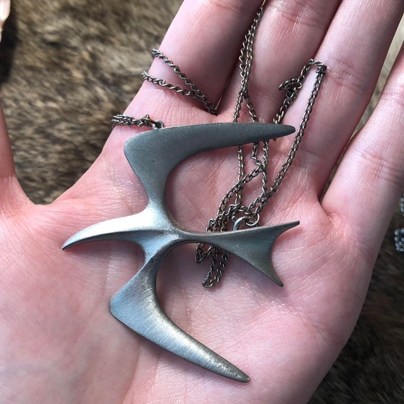 Jewelry - Vintage Sarah Coventry? abstract silver toned bird/seagull pendant necklace